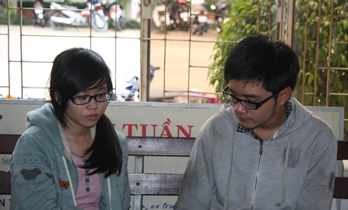 Duy và Linh tại cơ quan điều tra.Ảnh:Q.T 2nghican-6681-1401087391.jpg
