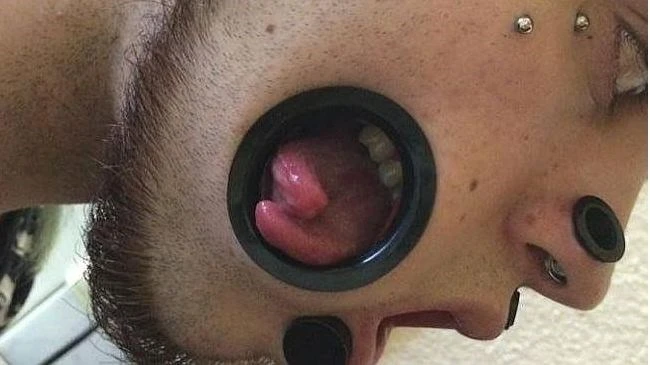Nghệ sĩ "body art" gây sốc với lưỡi chẻ đôi có thể thò qua má! ảnh 1