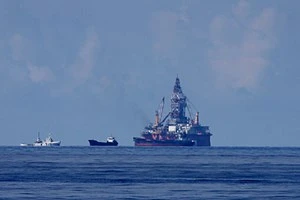 Tàu kiểm ngư Việt Nam áp sát giàn khoan trái phép ở cự ly 2,8 hải lý ảnh 1 Cận cảnh tàu Trung Quốc xâm phạm biển Việt Nam. (Ảnh: Sơn Bách/Vietnam+)