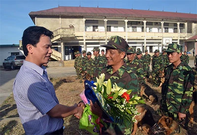 Đại diện UBND tỉnh Hà Tĩnh đến thăm hỏi, động viên cán bộ, chiến sĩ, huấn luyện viên của nhà trường. Đại diện UBND tỉnh Hà Tĩnh đến thăm hỏi, động viên cán bộ, chiến sĩ, huấn luyện viên của nhà trường.