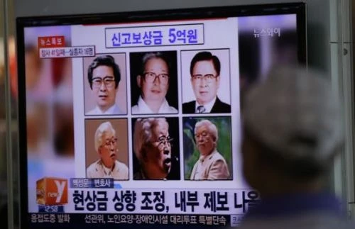 Truyền hình Hàn Quốc phát tin truy nã cha con ông Yoo Byung-eun. Ảnh:AP wanted-sewol-5223-1401856643.jpg