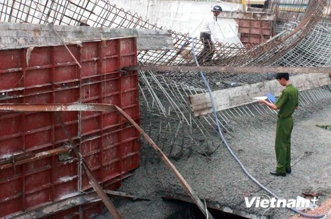 Sập công trình cầu vượt ngã ba Tân Vạn khi đang đổ bê tông ảnh 1 Sập công trình cầu vượt ngã ba Tân Vạn khi đang đổ bê tông ảnh 1