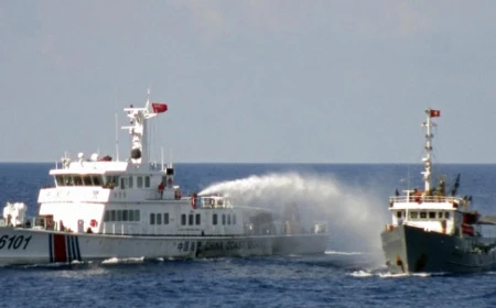 TàuTrung Quốc phun vòi rồng vào tàu Việt Nam TàuTrung Quốc phun vòi rồng vào tàu Việt Nam