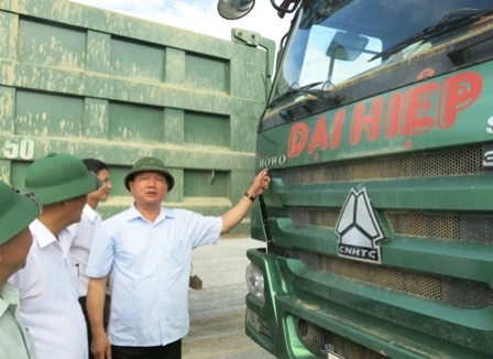 Bộ trưởng Thăng “trảm” xe quá tải ngay tại công trường ảnh 1 Bộ trưởng Đinh La Thăng trực tiếp bắt xe quá tải ngay trên công trường
