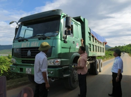 Bộ trưởng Thăng “trảm” xe quá tải ngay tại công trường ảnh 2 Các xe bị bắt lỗi đều tự ý cơ nới thùng xe để chở quá tải