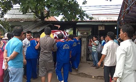 Gia đình nạn nhân Nguyễn Quốc Hữu đang lo hậu sự&nbsp;