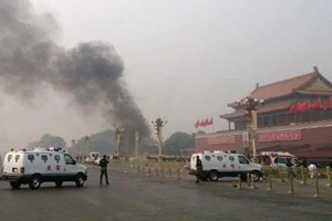 Trung Quốc tử hình 3 người tham gia vụ tấn công Thiên An Môn ảnh 1 Cảnh sát phong tỏa quảng trường Thiên An Môn sau vụ đâm xe. (Nguồn: AFP)