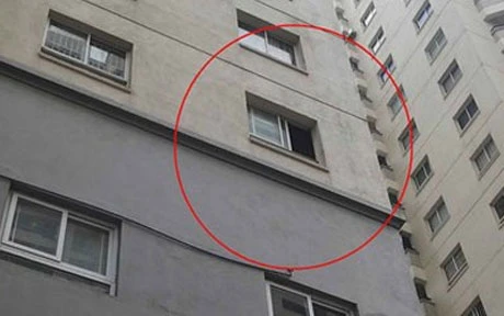 Bé gái 7 tuổi ở quê ra Hà Nội chơi rơi từ tầng 4 chung cư xuống đất ảnh 1