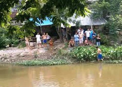 Đang ngồi hóng mát, phát hiện thi thể cụ bà trôi trên sông ảnh 1
