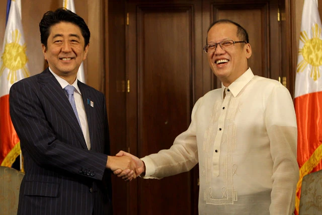 Thủ tướng Nhật Abe bắt tay Tổng thống Aquino tại Manila hồi tháng 7/2013.