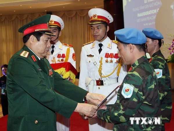 Hai sỹ quan Việt Nam lên đường làm nhiệm vụ gìn giữ hòa bình ảnh 1