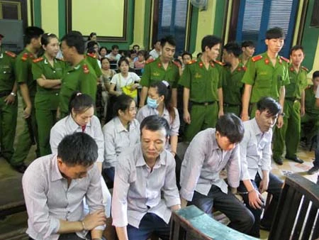 Phiên tòa xét xử Long (thứ 2 từ trái sang) và Tính (ngồi bên trái hàng thứ 2).