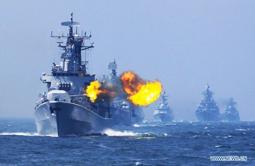 Hải quân Trung Quốc và Nga tập trận chung bắn đạn thật trên biển Hoa Đông hồi tháng 5. Ảnh:Xinhua. hoa-dong-3711-1403535095.jpg