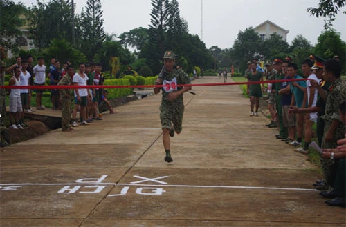 Nội dung thi thể lực chạy 3.000m vũ trang Nội dung thi phi dao, phi sao trăm phát trăm trúng của cán bộ dự thi Nội dung thi võ đối kháng đặc công