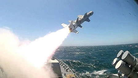 Tên lửa nguy hiểm nhất của Trung Quốc đe dọa tàu sân bay Mỹ thế nào? ảnh 2 Tên lửa Harpoon của Mỹ.