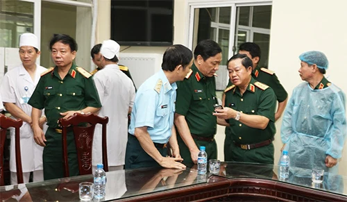 Tổng Tham mưu trưởng Đỗ Bá Tỵ (ngoài cùng bên phải) thăm các quân nhân bị thương đang cấp cứu tại Viện bỏng Quốc gia. Tổng Tham mưu trưởng Đỗ Bá Tỵ chỉ đạo Quân chủng PK-KQ và Bộ Tư lệnh Thủ đô Hà Nội triển khai các công việc khắc phục hậu quả. Tổng Tham mưu trưởng Đỗ Bá Tỵ (ngoài cùng bên phải) thăm các quân nhân bị thương đang cấp cứu tại Viện bỏng Quốc gia. Tổng Tham mưu trưởng Đỗ Bá Tỵ chỉ đạo Quân chủng PK-KQ và Bộ Tư lệnh Thủ đô Hà Nội triển khai các công việc khắc phục hậu quả.