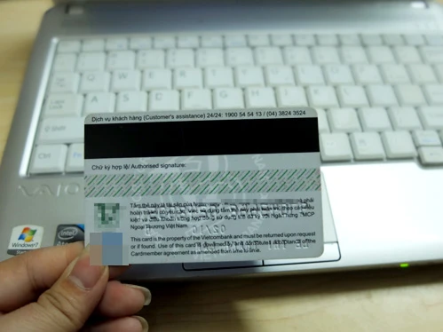 Các chuyên gia khuyến cáo chỉ mua bán trực tuyến tại những website uy tín để tránh bị mất cắp thông tin thẻ. Ảnh:Thanh Lan. VCB-IB-TL-1607-1404781746.jpg