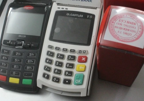 Tang vật thu giữ trong vụ án mộtngười Trung Quốc dùng thẻ tín dụng giả rút tiền tỷ ở ngân hàng Việt Nam. the-1634-1404781746.jpg