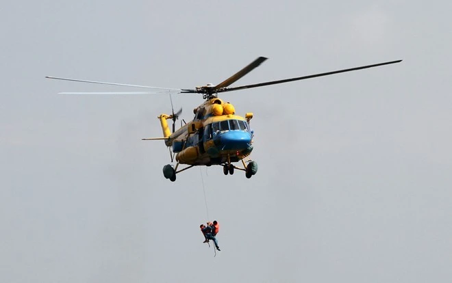 "Phải đạt độ cao nhất định mới nhảy được dù", Trung tướng Võ Văn Tuấn nói. Ảnh chiếc Mi 171 số hiệu 01 trong một lần diễn tập cứu nạn:Nguyễn Hưng. Tại sao các chiến sĩ không nhảy dù khi máy bay rơi?