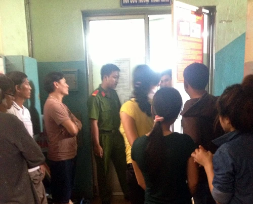 Cảnh sát canh giữ đại úy Vinh trong thời gian điều trị tại bệnh viện. Ảnh:Q. T. ban-dong-doi-2239-1405304469.jpg