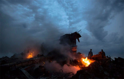 Lửa khói bốc lên từ đống đổ nát của chiếc Boeing 777 Malaysia Airlines tối qua tại đông Ukraine. Ảnh: AP may-bay-2261-1405673942.jpg