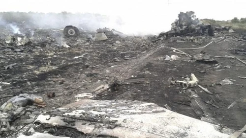 Hiện trường máy bay MH17 rơi. Ảnh: Reuters Bswqc99IAAA8eRr-2076-1405616043.jpg