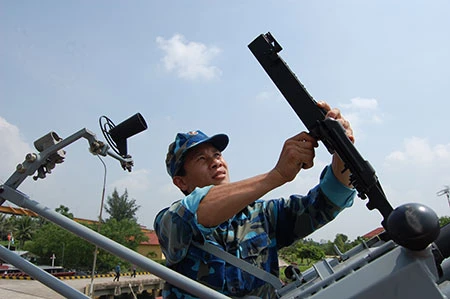 Các tàu thuộc Hải đội 4 (Vùng 1 Hải quân) luôn bảo đảm tốt công tác huấn luyện sẵn sàng chiến đấu. Công tác bảo đảm kỹ thuật cũng là vấn đề luôn được cán bộ, chiến sĩ Hải đội 4 thường xuyên chú trọng. Trên Quân cảng Lữ đoàn 170 Vùng 1 Hải Quân. Cán bộ, chiến sĩ Hải đội 135 anh hùng (tiền thân của Tiểu đoàn 135 có lực lượng tham gia đánh đuổi tàu Ma-đốc xâm phạm chủ quyền vùng biển miền Bắc ngày 2-8-1964, góp phần làm nên chiến thắng trận đầu của Hải quân nhân dân Việt Nam) luyện tập các phương án chiến đấu. Đại tá Nguyễn Đăng Đại, Chính ủy Lữ đoàn 170 (ngoài cùng bên phải) rút kinh nghiệm công tác huấn luyện với cán bộ, chiến sĩ Hải đội 135. Bảo dưỡng vũ khí, trang bị kỹ thuật. Các tàu thuộc Hải đội 4 (Vùng 1 Hải quân) luôn bảo đảm tốt công tác huấn luyện sẵn sàng chiến đấu. Công tác bảo đảm kỹ thuật cũng là vấn đề luôn được cán bộ, chiến sĩ Hải đội 4 thường xuyên chú trọng. Trên Quân cảng Lữ đoàn 170 Vùng 1 Hải Quân. Cán bộ, chiến sĩ Hải đội 135 anh hùng (tiền thân của Tiểu đoàn 135 có lực lượng tham gia đánh đuổi tàu Ma-đốc xâm phạm chủ quyền vùng biển miền Bắc ngày 2-8-1964, góp phần làm nên chiến thắng trận đầu của Hải quân nhân dân Việt Nam) luyện tập các phương án chiến đấu. Đại tá Nguyễn Đăng Đại, Chính ủy Lữ đoàn 170 (ngoài cùng bên phải) rút kinh nghiệm công tác huấn luyện với cán bộ, chiến sĩ Hải đội 135. Bảo dưỡng vũ khí, trang bị kỹ thuật.