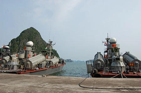 Các tàu thuộc Hải đội 4 (Vùng 1 Hải quân) luôn bảo đảm tốt công tác huấn luyện sẵn sàng chiến đấu. Công tác bảo đảm kỹ thuật cũng là vấn đề luôn được cán bộ, chiến sĩ Hải đội 4 thường xuyên chú trọng. Trên Quân cảng Lữ đoàn 170 Vùng 1 Hải Quân. Cán bộ, chiến sĩ Hải đội 135 anh hùng (tiền thân của Tiểu đoàn 135 có lực lượng tham gia đánh đuổi tàu Ma-đốc xâm phạm chủ quyền vùng biển miền Bắc ngày 2-8-1964, góp phần làm nên chiến thắng trận đầu của Hải quân nhân dân Việt Nam) luyện tập các phương án chiến đấu. Đại tá Nguyễn Đăng Đại, Chính ủy Lữ đoàn 170 (ngoài cùng bên phải) rút kinh nghiệm công tác huấn luyện với cán bộ, chiến sĩ Hải đội 135. Bảo dưỡng vũ khí, trang bị kỹ thuật. Các tàu thuộc Hải đội 4 (Vùng 1 Hải quân) luôn bảo đảm tốt công tác huấn luyện sẵn sàng chiến đấu. Công tác bảo đảm kỹ thuật cũng là vấn đề luôn được cán bộ, chiến sĩ Hải đội 4 thường xuyên chú trọng. Trên Quân cảng Lữ đoàn 170 Vùng 1 Hải Quân. Cán bộ, chiến sĩ Hải đội 135 anh hùng (tiền thân của Tiểu đoàn 135 có lực lượng tham gia đánh đuổi tàu Ma-đốc xâm phạm chủ quyền vùng biển miền Bắc ngày 2-8-1964, góp phần làm nên chiến thắng trận đầu của Hải quân nhân dân Việt Nam) luyện tập các phương án chiến đấu. Đại tá Nguyễn Đăng Đại, Chính ủy Lữ đoàn 170 (ngoài cùng bên phải) rút kinh nghiệm công tác huấn luyện với cán bộ, chiến sĩ Hải đội 135. Bảo dưỡng vũ khí, trang bị kỹ thuật.
