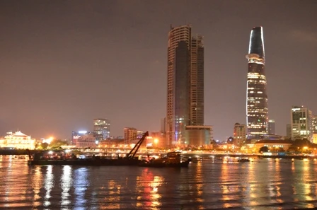 Một cần cẩu được đưa đến hiện trường để trục vớt sà lan