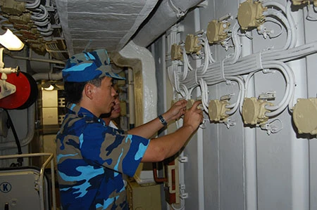Các tàu thuộc Hải đội 4 (Vùng 1 Hải quân) luôn bảo đảm tốt công tác huấn luyện sẵn sàng chiến đấu. Công tác bảo đảm kỹ thuật cũng là vấn đề luôn được cán bộ, chiến sĩ Hải đội 4 thường xuyên chú trọng. Trên Quân cảng Lữ đoàn 170 Vùng 1 Hải Quân. Cán bộ, chiến sĩ Hải đội 135 anh hùng (tiền thân của Tiểu đoàn 135 có lực lượng tham gia đánh đuổi tàu Ma-đốc xâm phạm chủ quyền vùng biển miền Bắc ngày 2-8-1964, góp phần làm nên chiến thắng trận đầu của Hải quân nhân dân Việt Nam) luyện tập các phương án chiến đấu. Đại tá Nguyễn Đăng Đại, Chính ủy Lữ đoàn 170 (ngoài cùng bên phải) rút kinh nghiệm công tác huấn luyện với cán bộ, chiến sĩ Hải đội 135. Bảo dưỡng vũ khí, trang bị kỹ thuật. Các tàu thuộc Hải đội 4 (Vùng 1 Hải quân) luôn bảo đảm tốt công tác huấn luyện sẵn sàng chiến đấu. Công tác bảo đảm kỹ thuật cũng là vấn đề luôn được cán bộ, chiến sĩ Hải đội 4 thường xuyên chú trọng. Trên Quân cảng Lữ đoàn 170 Vùng 1 Hải Quân. Cán bộ, chiến sĩ Hải đội 135 anh hùng (tiền thân của Tiểu đoàn 135 có lực lượng tham gia đánh đuổi tàu Ma-đốc xâm phạm chủ quyền vùng biển miền Bắc ngày 2-8-1964, góp phần làm nên chiến thắng trận đầu của Hải quân nhân dân Việt Nam) luyện tập các phương án chiến đấu. Đại tá Nguyễn Đăng Đại, Chính ủy Lữ đoàn 170 (ngoài cùng bên phải) rút kinh nghiệm công tác huấn luyện với cán bộ, chiến sĩ Hải đội 135. Bảo dưỡng vũ khí, trang bị kỹ thuật.