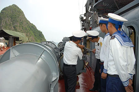 Các tàu thuộc Hải đội 4 (Vùng 1 Hải quân) luôn bảo đảm tốt công tác huấn luyện sẵn sàng chiến đấu. Công tác bảo đảm kỹ thuật cũng là vấn đề luôn được cán bộ, chiến sĩ Hải đội 4 thường xuyên chú trọng. Trên Quân cảng Lữ đoàn 170 Vùng 1 Hải Quân. Cán bộ, chiến sĩ Hải đội 135 anh hùng (tiền thân của Tiểu đoàn 135 có lực lượng tham gia đánh đuổi tàu Ma-đốc xâm phạm chủ quyền vùng biển miền Bắc ngày 2-8-1964, góp phần làm nên chiến thắng trận đầu của Hải quân nhân dân Việt Nam) luyện tập các phương án chiến đấu. Đại tá Nguyễn Đăng Đại, Chính ủy Lữ đoàn 170 (ngoài cùng bên phải) rút kinh nghiệm công tác huấn luyện với cán bộ, chiến sĩ Hải đội 135. Bảo dưỡng vũ khí, trang bị kỹ thuật. Các tàu thuộc Hải đội 4 (Vùng 1 Hải quân) luôn bảo đảm tốt công tác huấn luyện sẵn sàng chiến đấu. Công tác bảo đảm kỹ thuật cũng là vấn đề luôn được cán bộ, chiến sĩ Hải đội 4 thường xuyên chú trọng. Trên Quân cảng Lữ đoàn 170 Vùng 1 Hải Quân. Cán bộ, chiến sĩ Hải đội 135 anh hùng (tiền thân của Tiểu đoàn 135 có lực lượng tham gia đánh đuổi tàu Ma-đốc xâm phạm chủ quyền vùng biển miền Bắc ngày 2-8-1964, góp phần làm nên chiến thắng trận đầu của Hải quân nhân dân Việt Nam) luyện tập các phương án chiến đấu. Đại tá Nguyễn Đăng Đại, Chính ủy Lữ đoàn 170 (ngoài cùng bên phải) rút kinh nghiệm công tác huấn luyện với cán bộ, chiến sĩ Hải đội 135. Bảo dưỡng vũ khí, trang bị kỹ thuật.