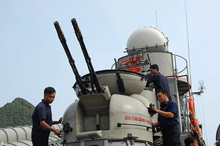Các tàu thuộc Hải đội 4 (Vùng 1 Hải quân) luôn bảo đảm tốt công tác huấn luyện sẵn sàng chiến đấu. Công tác bảo đảm kỹ thuật cũng là vấn đề luôn được cán bộ, chiến sĩ Hải đội 4 thường xuyên chú trọng. Trên Quân cảng Lữ đoàn 170 Vùng 1 Hải Quân. Cán bộ, chiến sĩ Hải đội 135 anh hùng (tiền thân của Tiểu đoàn 135 có lực lượng tham gia đánh đuổi tàu Ma-đốc xâm phạm chủ quyền vùng biển miền Bắc ngày 2-8-1964, góp phần làm nên chiến thắng trận đầu của Hải quân nhân dân Việt Nam) luyện tập các phương án chiến đấu. Đại tá Nguyễn Đăng Đại, Chính ủy Lữ đoàn 170 (ngoài cùng bên phải) rút kinh nghiệm công tác huấn luyện với cán bộ, chiến sĩ Hải đội 135. Bảo dưỡng vũ khí, trang bị kỹ thuật. Các tàu thuộc Hải đội 4 (Vùng 1 Hải quân) luôn bảo đảm tốt công tác huấn luyện sẵn sàng chiến đấu. Công tác bảo đảm kỹ thuật cũng là vấn đề luôn được cán bộ, chiến sĩ Hải đội 4 thường xuyên chú trọng. Trên Quân cảng Lữ đoàn 170 Vùng 1 Hải Quân. Cán bộ, chiến sĩ Hải đội 135 anh hùng (tiền thân của Tiểu đoàn 135 có lực lượng tham gia đánh đuổi tàu Ma-đốc xâm phạm chủ quyền vùng biển miền Bắc ngày 2-8-1964, góp phần làm nên chiến thắng trận đầu của Hải quân nhân dân Việt Nam) luyện tập các phương án chiến đấu. Đại tá Nguyễn Đăng Đại, Chính ủy Lữ đoàn 170 (ngoài cùng bên phải) rút kinh nghiệm công tác huấn luyện với cán bộ, chiến sĩ Hải đội 135. Bảo dưỡng vũ khí, trang bị kỹ thuật.