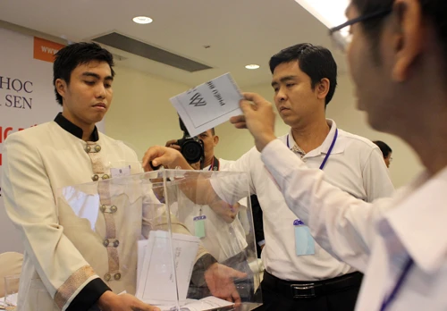 Các cổ đông bỏ phiếu quyết định bãi nhiệm các thành viên HĐQT trường ĐH Hoa Sen. Ảnh:Nguyễn Loan hoa-sen-1-JPG-1741-1406963300.jpg