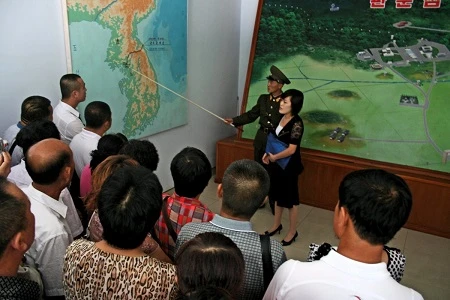 Hướng dẫn viên đang điểm lại những <a href='https://plo.vn/xa-hoi/' title='sự kiện'>sự kiện</a> lịch sử chính về cuộc chiến đã xảy ra cho du khách