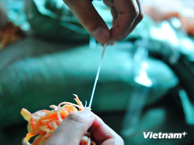 Bắt giữ gần hai tấn mực khô TQ đốt thì khét lẹt, ngâm nước lại co dãn như cao su ảnh 2