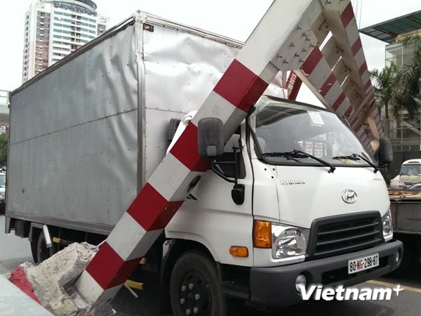 Xe biển Ngoại giao nhổ bật thanh chắn cầu vượt ảnh 1 Xe biển Ngoại giao nhổ bật thanh chắn cầu vượt ảnh 1