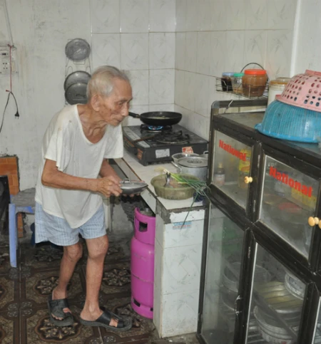 Hai cụ tự chọn cách sống tự lập, chăm sóc nhau hàng ngày. Ảnh:H.B. cu-vien-2726-1409213120.jpg