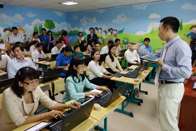 'Đằng sau cái máy tính bảng': Hãy lắng nghe giáo viên nói! ảnh 1 'Đằng sau cái máy tính bảng': Hãy lắng nghe giáo viên nói! ảnh 1