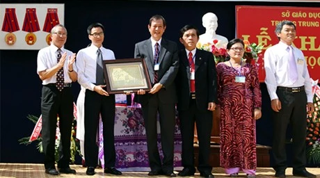 Phó Thủ tướng Vũ Đức Đam chúc mừng thầy cô giáo Trường THPT Pleiku. Ảnh: VGP/Đình Nam