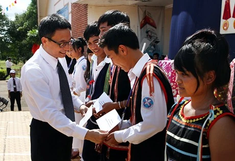Phó Thủ tướng Vũ Đức Đam tặng quà các em học sinh Trường THPT Pleiku trong buổi khai giảng năm học mới. Ảnh: VGP/Đình Nham