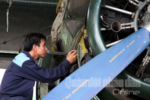 Chùm ảnh: Lính kỹ thuật chuẩn bị... thả 'chim sắt' lên trời ảnh 11 Chùm ảnh: Lính kỹ thuật chuẩn bị... thả 'chim sắt' lên trời ảnh 11