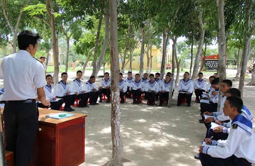 Nghe cán bộ nói về truyền thống của Quân đội, Quân chủng Hải quân và đơn vị. Tập thể dục buổi sáng là một trong những bài tập rèn sức khỏe đầu tiên để làm nền móng tập luyện sức khỏe đi biển sau này. Học gấp, xếp đặt nội vụ cá nhân là góp phần xây dựng đơn vị chính quy. Học cách trồng và chăm sóc rau xanh để tự bảo đảm, nâng cao đời sống vật chất. Đọc báo, nghe tin để nâng cao nhận thức chính trị và cũng là một chế độ trong ngày của mỗi quân nhân. Nghe cán bộ nói về truyền thống của Quân đội, Quân chủng Hải quân và đơn vị. Tập thể dục buổi sáng là một trong những bài tập rèn sức khỏe đầu tiên để làm nền móng tập luyện sức khỏe đi biển sau này. Học gấp, xếp đặt nội vụ cá nhân là góp phần xây dựng đơn vị chính quy. Học cách trồng và chăm sóc rau xanh để tự bảo đảm, nâng cao đời sống vật chất. Đọc báo, nghe tin để nâng cao nhận thức chính trị và cũng là một chế độ trong ngày của mỗi quân nhân.