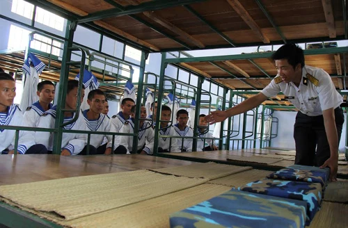 Nghe cán bộ nói về truyền thống của Quân đội, Quân chủng Hải quân và đơn vị. Tập thể dục buổi sáng là một trong những bài tập rèn sức khỏe đầu tiên để làm nền móng tập luyện sức khỏe đi biển sau này. Học gấp, xếp đặt nội vụ cá nhân là góp phần xây dựng đơn vị chính quy. Học cách trồng và chăm sóc rau xanh để tự bảo đảm, nâng cao đời sống vật chất. Đọc báo, nghe tin để nâng cao nhận thức chính trị và cũng là một chế độ trong ngày của mỗi quân nhân. Nghe cán bộ nói về truyền thống của Quân đội, Quân chủng Hải quân và đơn vị. Tập thể dục buổi sáng là một trong những bài tập rèn sức khỏe đầu tiên để làm nền móng tập luyện sức khỏe đi biển sau này. Học gấp, xếp đặt nội vụ cá nhân là góp phần xây dựng đơn vị chính quy. Học cách trồng và chăm sóc rau xanh để tự bảo đảm, nâng cao đời sống vật chất. Đọc báo, nghe tin để nâng cao nhận thức chính trị và cũng là một chế độ trong ngày của mỗi quân nhân.