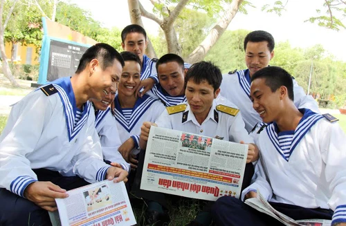 Nghe cán bộ nói về truyền thống của Quân đội, Quân chủng Hải quân và đơn vị. Tập thể dục buổi sáng là một trong những bài tập rèn sức khỏe đầu tiên để làm nền móng tập luyện sức khỏe đi biển sau này. Học gấp, xếp đặt nội vụ cá nhân là góp phần xây dựng đơn vị chính quy. Học cách trồng và chăm sóc rau xanh để tự bảo đảm, nâng cao đời sống vật chất. Đọc báo, nghe tin để nâng cao nhận thức chính trị và cũng là một chế độ trong ngày của mỗi quân nhân. Nghe cán bộ nói về truyền thống của Quân đội, Quân chủng Hải quân và đơn vị. Tập thể dục buổi sáng là một trong những bài tập rèn sức khỏe đầu tiên để làm nền móng tập luyện sức khỏe đi biển sau này. Học gấp, xếp đặt nội vụ cá nhân là góp phần xây dựng đơn vị chính quy. Học cách trồng và chăm sóc rau xanh để tự bảo đảm, nâng cao đời sống vật chất. Đọc báo, nghe tin để nâng cao nhận thức chính trị và cũng là một chế độ trong ngày của mỗi quân nhân.