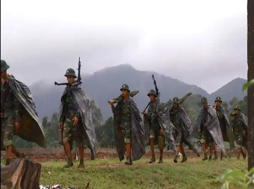 Sắp đặt quân tư trang, sẵn sàng lên đường hành quân. Quán triệt mệnh lệnh hành quân. Hành quân xa đi trên nền bê tông cứng Ngoài quân tư trang và trang bị chiến đấu cá nhân, các chiến sĩ còn phối hợp mang theo nhiều dụng cụ, trang bị khác. Đường xa, dặm thẳng, đèo cao, vực thẳm không làm chiến sĩ sờn lòng. Các chiến sĩ phối hợp "cõng" ĐKZ, một loại hỏa lực mạnh đi cùng bộ binh. Vượt qua đường tràn khi cơn mưa vừa tạnh. Lũ từ đầu nguồn đổ về khiến khe cạn đầy "hoa sóng". Sắp đặt quân tư trang, sẵn sàng lên đường hành quân. Quán triệt mệnh lệnh hành quân. Hành quân xa đi trên nền bê tông cứng Ngoài quân tư trang và trang bị chiến đấu cá nhân, các chiến sĩ còn phối hợp mang theo nhiều dụng cụ, trang bị khác. Đường xa, dặm thẳng, đèo cao, vực thẳm không làm chiến sĩ sờn lòng. Các chiến sĩ phối hợp "cõng" ĐKZ, một loại hỏa lực mạnh đi cùng bộ binh. Vượt qua đường tràn khi cơn mưa vừa tạnh. Lũ từ đầu nguồn đổ về khiến khe cạn đầy "hoa sóng".