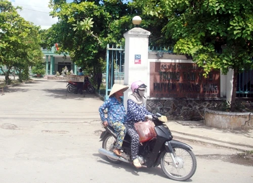 Trong 8 nhân viên vừa được ông Mười ký nhận thì đến 7 người là người thân của cán bộ trung tâm. Ảnh:T.H. anh1-1-JPG.jpg