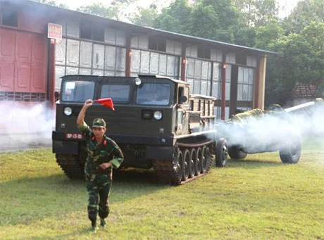 Cơ động pháo ra nơi tập kết. Cuộc diễn tập nhằm đánh giá khả năng sẵn sàng động viên, nâng cao chất lượng đơn vị dự bị động viên, kiện toàn tổ chức biên chế thời chiến. Thực hành mở niêm cất pháo 135mm. Các quân nhân dự bị động viên lần này sẽ tiếp tục được huấn luyện bổ sung sẵn sàng tham gia chiến đấu. Ngụy trang pháo tại vị trí tập kết. Các đại biểu dự và chỉ đạo diễn tập. Lữ đoàn 675 họp Đảng ủy đánh giá kết quả tổ chức cơ động lực lượng... Cơ động pháo ra nơi tập kết. Cuộc diễn tập nhằm đánh giá khả năng sẵn sàng động viên, nâng cao chất lượng đơn vị dự bị động viên, kiện toàn tổ chức biên chế thời chiến. Thực hành mở niêm cất pháo 135mm. Các quân nhân dự bị động viên lần này sẽ tiếp tục được huấn luyện bổ sung sẵn sàng tham gia chiến đấu. Ngụy trang pháo tại vị trí tập kết. Các đại biểu dự và chỉ đạo diễn tập. Lữ đoàn 675 họp Đảng ủy đánh giá kết quả tổ chức cơ động lực lượng...