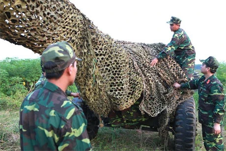Cơ động pháo ra nơi tập kết. Cuộc diễn tập nhằm đánh giá khả năng sẵn sàng động viên, nâng cao chất lượng đơn vị dự bị động viên, kiện toàn tổ chức biên chế thời chiến. Thực hành mở niêm cất pháo 135mm. Các quân nhân dự bị động viên lần này sẽ tiếp tục được huấn luyện bổ sung sẵn sàng tham gia chiến đấu. Ngụy trang pháo tại vị trí tập kết. Các đại biểu dự và chỉ đạo diễn tập. Lữ đoàn 675 họp Đảng ủy đánh giá kết quả tổ chức cơ động lực lượng... Cơ động pháo ra nơi tập kết. Cuộc diễn tập nhằm đánh giá khả năng sẵn sàng động viên, nâng cao chất lượng đơn vị dự bị động viên, kiện toàn tổ chức biên chế thời chiến. Thực hành mở niêm cất pháo 135mm. Các quân nhân dự bị động viên lần này sẽ tiếp tục được huấn luyện bổ sung sẵn sàng tham gia chiến đấu. Ngụy trang pháo tại vị trí tập kết. Các đại biểu dự và chỉ đạo diễn tập. Lữ đoàn 675 họp Đảng ủy đánh giá kết quả tổ chức cơ động lực lượng...
