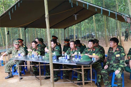 Cơ động pháo ra nơi tập kết. Cuộc diễn tập nhằm đánh giá khả năng sẵn sàng động viên, nâng cao chất lượng đơn vị dự bị động viên, kiện toàn tổ chức biên chế thời chiến. Thực hành mở niêm cất pháo 135mm. Các quân nhân dự bị động viên lần này sẽ tiếp tục được huấn luyện bổ sung sẵn sàng tham gia chiến đấu. Ngụy trang pháo tại vị trí tập kết. Các đại biểu dự và chỉ đạo diễn tập. Lữ đoàn 675 họp Đảng ủy đánh giá kết quả tổ chức cơ động lực lượng... Cơ động pháo ra nơi tập kết. Cuộc diễn tập nhằm đánh giá khả năng sẵn sàng động viên, nâng cao chất lượng đơn vị dự bị động viên, kiện toàn tổ chức biên chế thời chiến. Thực hành mở niêm cất pháo 135mm. Các quân nhân dự bị động viên lần này sẽ tiếp tục được huấn luyện bổ sung sẵn sàng tham gia chiến đấu. Ngụy trang pháo tại vị trí tập kết. Các đại biểu dự và chỉ đạo diễn tập. Lữ đoàn 675 họp Đảng ủy đánh giá kết quả tổ chức cơ động lực lượng...