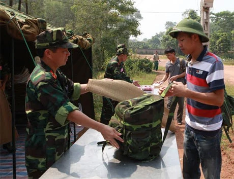 Hàng trăm quân nhân dự bị được Lữ đoàn 675 tiếp nhận từ 3 huyện Sóc Sơn, Gia Lâm, Đông Anh thuộc TP Hà Nội bảo đảm đúng, đủ về số lượng và chất lượng. Ngay sau khi tiếp nhận, các quân nhân được cấp phát quân trang, vũ khí trang bị theo quy định và biên chế vào các đơn vị. Hàng trăm quân nhân dự bị được Lữ đoàn 675 tiếp nhận từ 3 huyện Sóc Sơn, Gia Lâm, Đông Anh thuộc TP Hà Nội bảo đảm đúng, đủ về số lượng và chất lượng. Ngay sau khi tiếp nhận, các quân nhân được cấp phát quân trang, vũ khí trang bị theo quy định và biên chế vào các đơn vị.